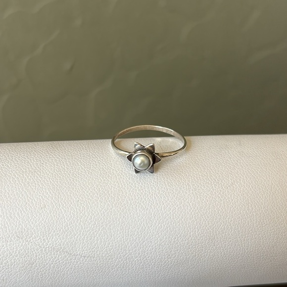 Pearl Ring With Sterling Flower Petal Setting‎ Size 6.5 - Picture 3 of 7